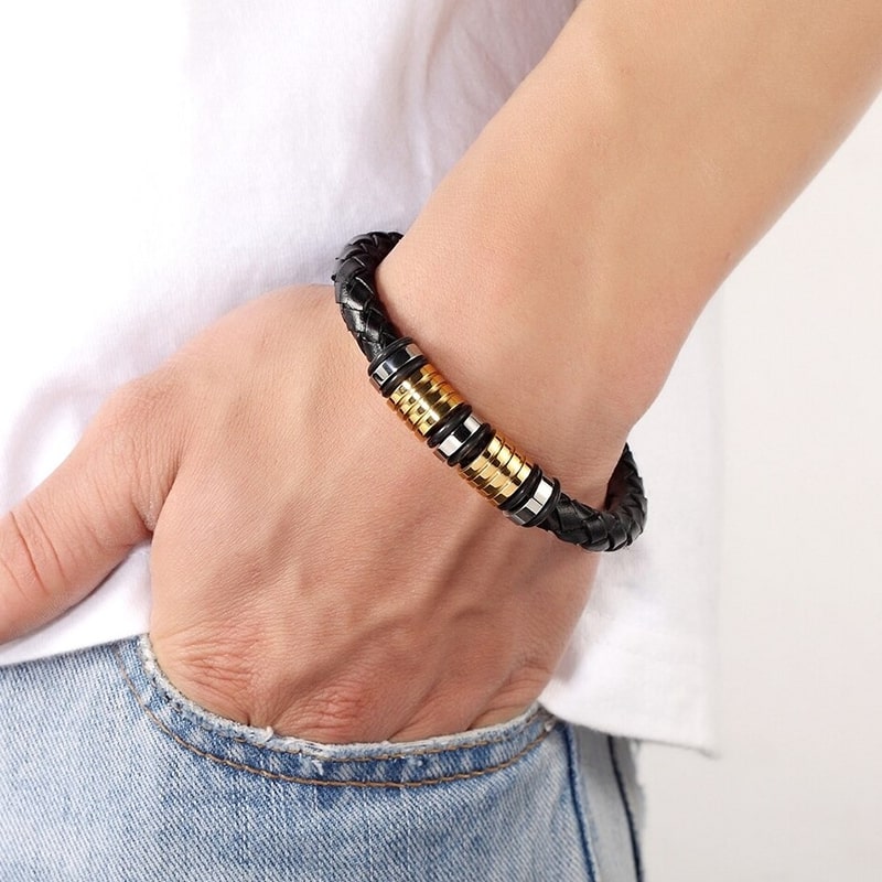 http://cuir-millenaire.fr/cdn/shop/products/bracelet-magnetique-homme_1200x1200.jpg?v=1621454310
